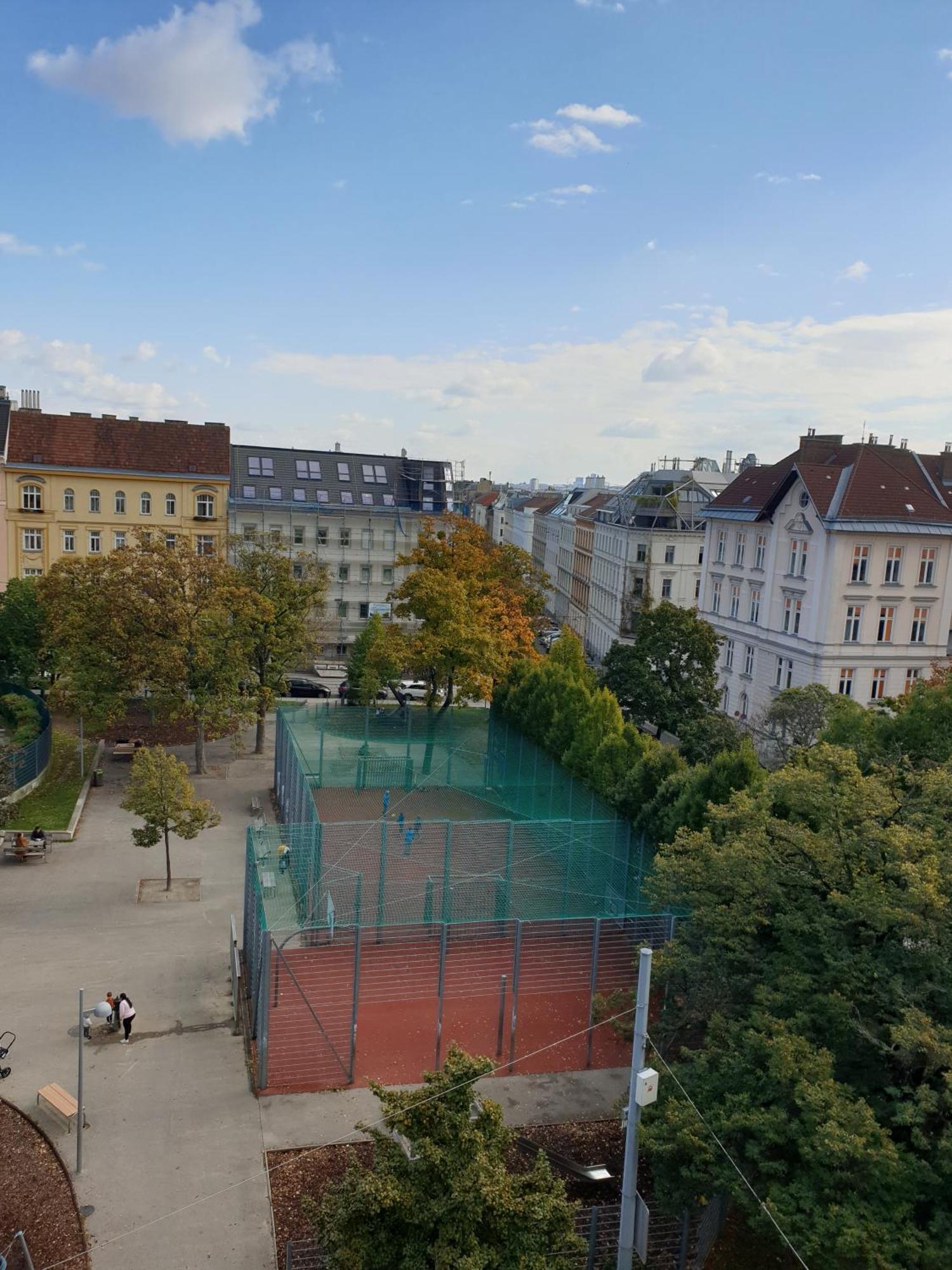 Helles Mit Dachterrasse Nahe Schoenbrunn Habitación en casa particular *
